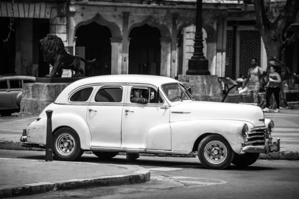 古巴哈瓦那的老雪佛兰跳蚤船长成千上万辆这样的车仍在古巴使用 它们已成为古巴的标志性标志 — 图库照片