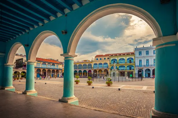 古巴哈瓦那旧城Fototeca门廊下的旧广场或Vieja广场 — 图库照片