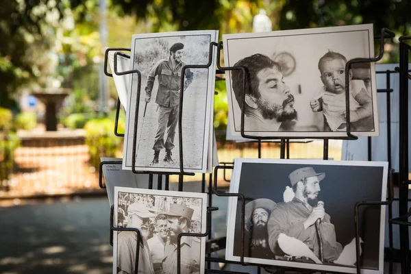 古巴革命领导人在古巴哈瓦那旧城Armas广场出售的明信片 — 图库照片