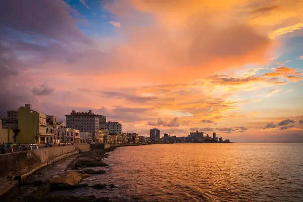Zonsondergang Malecon Beroemde Promenades Van Havana Waar Habaneros Liefhebbers Meeste — Stockfoto