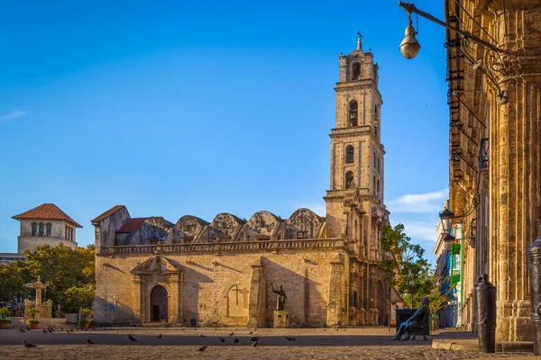 古巴哈瓦那旧城旧金山广场的大教堂和圣弗朗西斯科德阿西斯修道院 或圣弗朗西斯阿西西西修道院 — 图库照片
