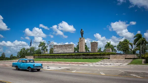 Zabytkowy Samochód Przed Che Guevara Memorial Santa Clara Kuba — Zdjęcie stockowe