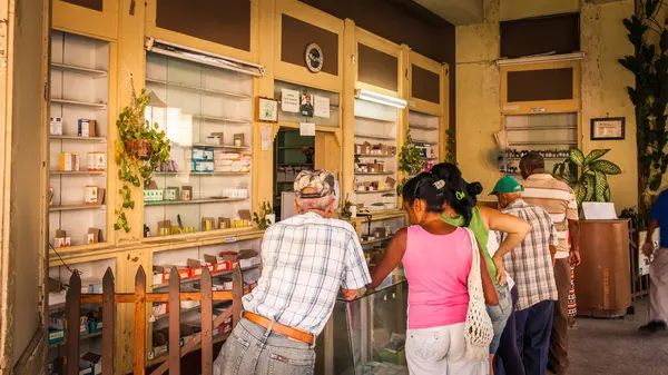 キューバのサンタクララにいる人々と州の薬局の内部 — ストック写真