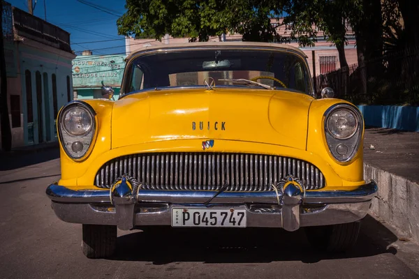 停在古巴圣克拉拉的漂亮古董车 — 图库照片