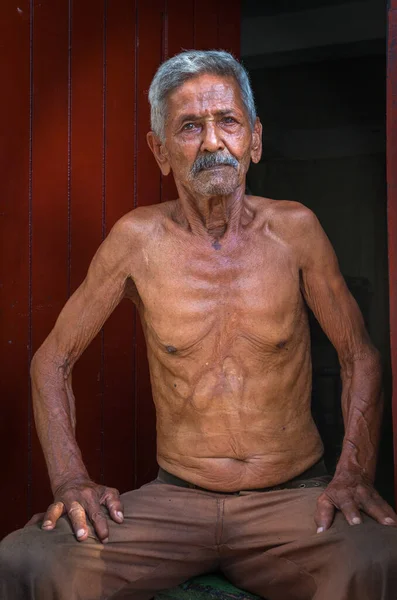 Portret Staruszka Siedzącego Progu Santiago Cuba Kuba — Zdjęcie stockowe