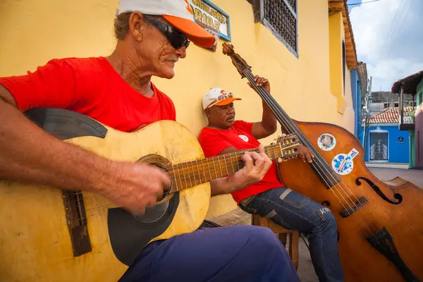 キューバのサンティアゴ キューバのバカルディ美術館前で演奏するギターとダブルベースの選手 — ストック写真