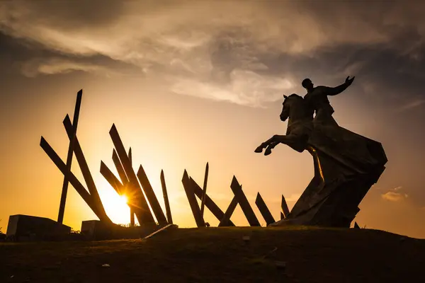 古巴圣地亚哥革命广场Antonio Maceo雕像的日落剪影 — 图库照片