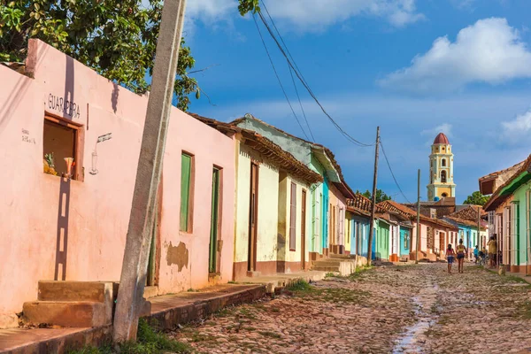 Ulica Cobblestones Domy Kolonialne Wieża Klasztoru Franciszka Trynidad Kuba — Zdjęcie stockowe