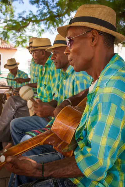 キューバのトリニダードの観光客のための曲を演奏するキューバの伝統的なミュージシャン — ストック写真