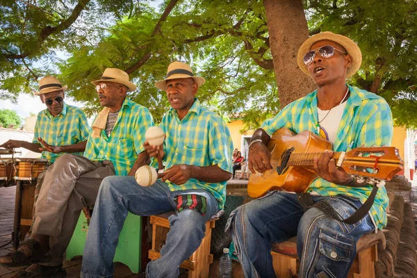 キューバのトリニダードの観光客のための曲を演奏する伝統的なキューバのミュージシャン — ストック写真
