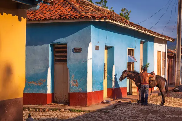 Een Cubaan Zadelt Zijn Paard Trinidad Cuba Trinidad Paard Tours — Stockfoto