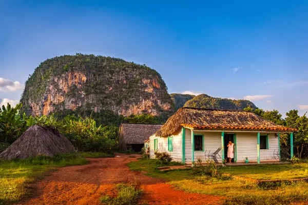 Local Woman Doorstep Her Farm Front Mogotes Vinales Valley Cuba — Stock Photo, Image