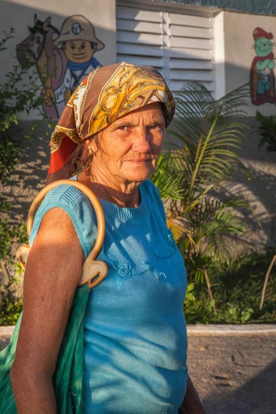Kobieta Czekająca Pól Wczesnym Rankiem Dolina Vinales Kuba — Zdjęcie stockowe