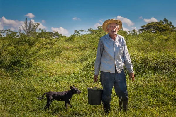 ビナレス地方の彼の犬と地元の農夫 — ストック写真