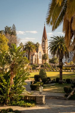 Christ Church (Christuskirche) ve Parliament Gardens, Windhoek, Namibya. Bu Lüteriyen kilisesi, 1907 'de çelişkili neo-gotik ve sanat tarzında inşa edildi.