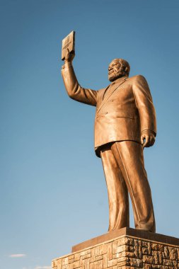 Bay Sam Nujoma 'nın heykeli Namibya halkının kurucu başkanı ve babası mavi gökyüzüne karşı, Windhoek, Namibya.
