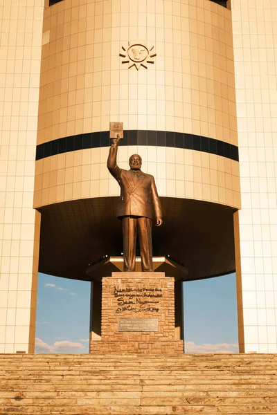 纳米比亚温得和克独立纪念馆前的萨姆 努乔马先生的雕像 纳米比亚国家创始人 总统和国父 — 图库照片