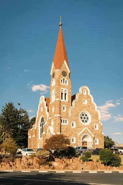 基督教堂 Christuskirche 是纳米比亚温得和克最有名的地标 1907年 一座德国路德教会教堂建成 新哥特式风格和新艺术风格相互冲突 免版税图库照片