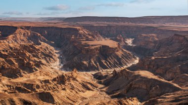 Güney Namibya 'daki Balık Nehri Kanyonu' nun panoramik görüntüsü, etkileyici boyutları ve çarpıcı jeolojik oluşumlarıyla.