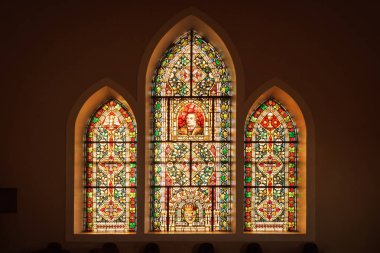 Luderitz, Namibya 'daki kayalıklardaki ikonik kilise olan Felsenkirche' deki Martin Luther 'in vitrinleri Alman İmparatoru II. Wilhelm tarafından hediye edilmişti.