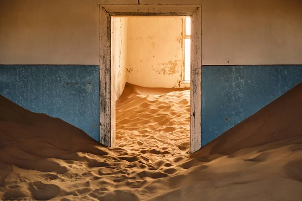 Namibya Nın Kolmanskop Kentindeki Terk Edilmiş Bir Binanın Içi Kumla — Stok fotoğraf