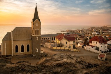 Luderitz, Namibya 'nın panoramik manzarasında Felsenkirche, tarihi Lutheran Kilisesi ve liman ve Atlantik Okyanusu' na doğru uzanan Alman tarzı evler ve binalar sergileniyor..
