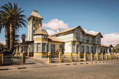 Swakopmund, Namibya 'daki Kadın Evi. 1894 yılında inşa edilen bina, Alman tarzı maskaralıklarıyla şehrin en eski binalarından biri ve tarihi bir simgedir. Bugün bir halk kütüphanesi ve sanat merkezi olarak hizmet vermektedir..