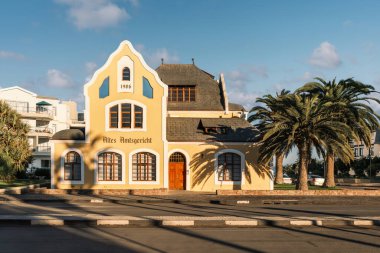 Swakopmund, Namibya 'daki Altes Amtsgericht Binası. 1908 'de özel bir okul olarak inşa edildi ve sulh mahkemesine dönüştürüldü. Ön cephedeki Almanca kelimeler Eski Sulh Mahkemesi 'ne tercüme ediliyor..