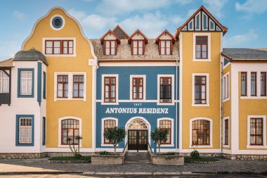 Tarihi Antonius Konutları Binası, Swakopmund, Namibya. 1907 'de inşa edilen hastane, St. Antonius Gebaude Hastanesi olarak bilinen bir Fransisken Hastanesi' ydi. 1987 'ye kadar hastane olarak hizmet verdi..