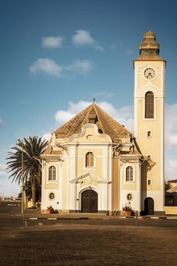 Alman Protestan Luteryan Kilisesi, Swakopmund, Namibya. Kilise, 1906 'da genişleyen Lüteriyen toplumuna hizmet etmek için neoklasik tarzda inşa edildi ve bugün de düzenli olarak hizmet vermektedir..