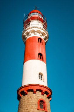Swakopmund Deniz Feneri, Swakopmund, Namibya. 1902 'de inşa edilen ve 1911' den beri 28 metrede duran bina, bugün hala işlevsel ve kentin en tanınan simgelerinden biri olmaya devam ediyor..