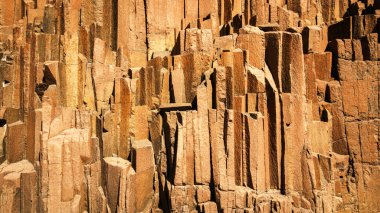 Twyfelfontein, Kunene, Namibya yakınlarındaki Organ Boruları 'nda kaya oluşumları. Kaya oluşumları, 150 milyon yıl önce oluşmuş olan ve organ borularına benzeyen sütun bazallardan oluşur..