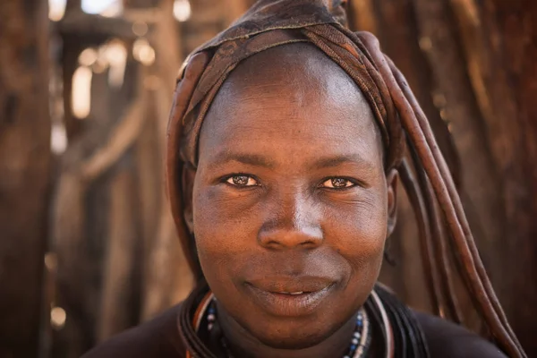 平穏な笑顔と伝統的なヘアスタイルで ナミビア クネン地方の小さな村のハンバの女性の肖像画 ハンバはアフリカの伝統的な部族です ストックフォト