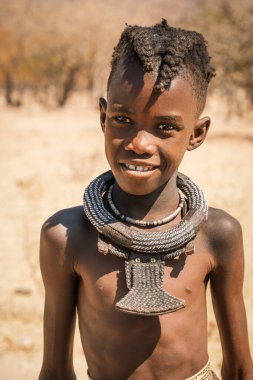 Opuwo, Namibya 'nın kuzeyinde yaşayan Himba' lı bir kızın portresi ve örgülü saçlarından oluşan iki örgü (ozondato).