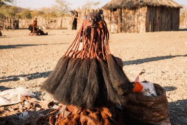 Namibya 'nın Kunene Bölgesi, Opuwo yakınlarındaki küçük bir köyden Himba kadınının geleneksel saç stili. Himba, Afrika 'da geleneksel bir kabile..