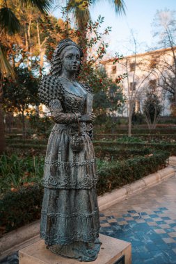 Dama Goyesca heykeli, Alameda del Tajo Parkı, Ronda, İspanya. Her yıl Ronda 'da birkaç kadın Damas Goyescas olarak seçilir ve Goya' nın boğa güreşi resimlerindeki kadınlara benzer..