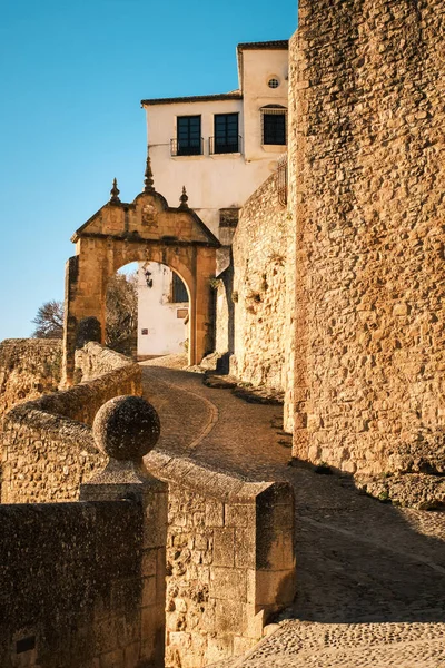V. Philip Kemeri (Arco de Felipe V), Ronda, Endülüs, İspanya. 18. yüzyılda şehrin savunma duvarlarından bir giriş kapısı olarak inşa edilen bina, şimdi Puente Viejo 'ya yakın bir kaldırım taşından yapılmıştır.).