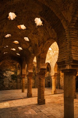 Arap hamamlarının (Banos Arabes), Ronda, Endülüs, İspanya. Ronda 'daki İslam döneminde inşa edilen 13. yüzyıldan kalma hamamı gösteren eşsiz bir arkeolojik site..