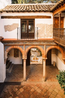 Mondragon Sarayı 'ndaki avlu, Ronda, İspanya. 14. yüzyılda Fas hükümdarları tarafından inşa edilmiş ve şehrin en etkileyici tarihi binalarından biridir..