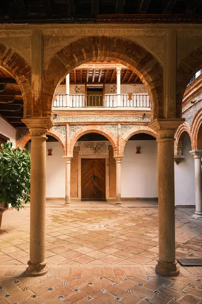 Mondragon Sarayı 'ndaki avlu, Ronda, İspanya. 14. yüzyılda Fas hükümdarları tarafından inşa edilmiş ve şehrin en etkileyici tarihi binalarından biridir..