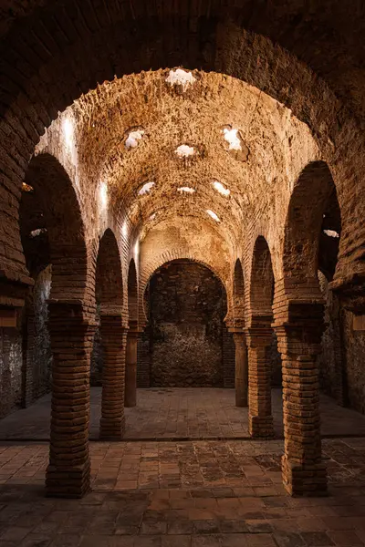アラブ風呂 バース ロンダ アンダルシア スペインの内装 ロンダのイスラム時代に建てられた13世紀の浴場を展示するユニークな考古学的遺跡です ストック画像