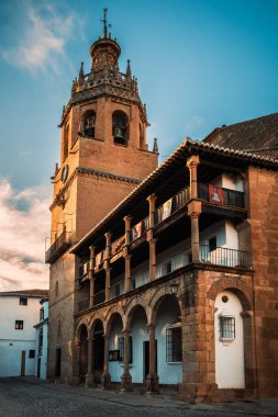 İglesia de Santa Maria la Mayor İspanya 'nın Ronda şehrinin tarihi merkezinde. Şu anda Ronda katedrali olan kilise, 14. yüzyılda eski Ronda Camii 'nin bulunduğu yere inşa edilmiştir..