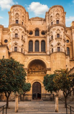 İspanya 'nın Malaga katedralinin kuzey kapısı (Katedral de la Encarnacion). Katedralin inşaatı 16. yüzyılda başladı ve bugüne kadar tamamlanmadı..