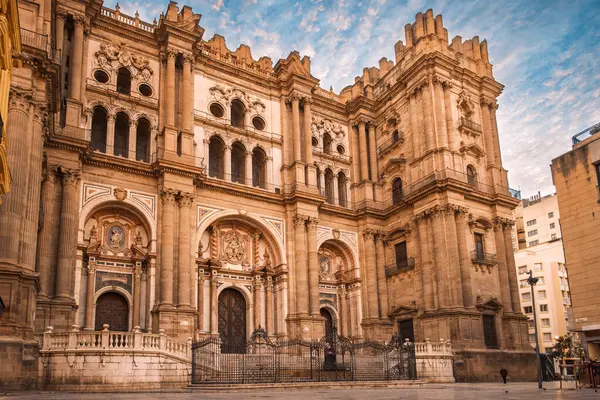 スペインのマラガの大聖堂教会 Catedral Encarnacion のファサード 大聖堂の建設は16世紀に始まり 今日まで未完成のままです ロイヤリティフリーのストック写真