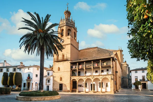 スペインのロンダの歴史的中心部にあるイグアス サンタ マリア ラ市長 教会はロンダ大聖堂である 14世紀にロンダの旧モスクの代わりに建てられました ストック画像