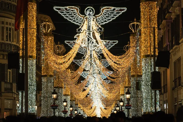 クリスマスライト マラガ スペイン マラガのクリスマスライトは ライトとお祝いの音楽を変更し カレラリオで行われます 観客は音楽に合わせて歌っている ロイヤリティフリーのストック写真