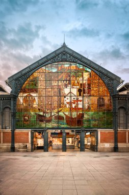 Atarazana Ana Pazarı 'nın (Mercado Central de Atarazanas) büyük vitraylı penceresi, Malaga, İspanya. Pazar, adını Müslüman yönetimi sırasında bulunduğu yeri işgal eden tersaneden alıyor..