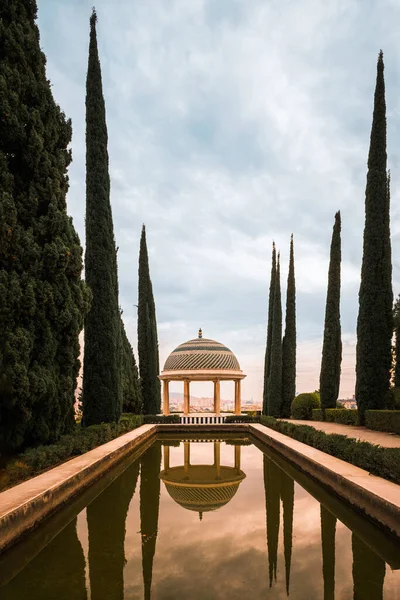 スペインのマラガにあるラコンセプシオン植物園の歴史的なロタンダ かつて貴族的な家屋であり エキゾチックでユニークな植物だけでなく 歴史的な建物や魅力的なコーナーがあります ストック画像
