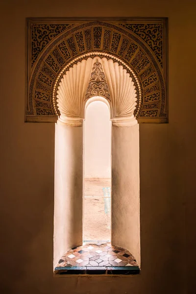 アルカサバ マラガ スペインのナスリッド宮殿の装飾的なムーア風の窓 ロイヤリティフリーのストック写真