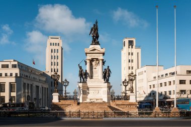 Plaza Sotomayor, Valparaiso, Şili 'deki Iquique Kahramanları Anıtı. 1886 'da açılan bu anıt Pasifik Savaşı sırasında Iquique deniz muharebesinin kahramanlarını onurlandırdı..